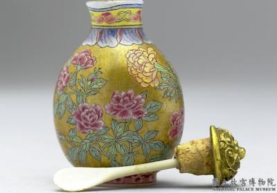 图片[2]-Glass-body painted enamel snuff bottle with flowers on a golden background, Qing dynasty, Qianlong reign (1736-1795)-China Archive